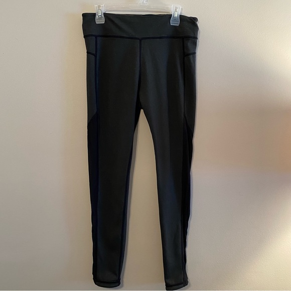 C’est Moi. Activewear Leggings. Size Large. Reversible: camo print-solid grey. - Picture 6 of 9